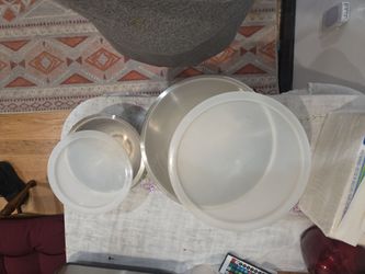 Two mixing bowls with lids