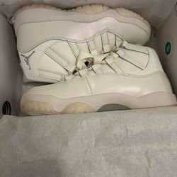 Women’s Air Jordan 11 Retro size 7