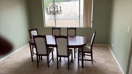 Nice Cherry Wood Table And Six Chairs And A Leaf