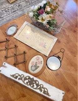 Vintage shabby chic bathroom decor  / gallery wall