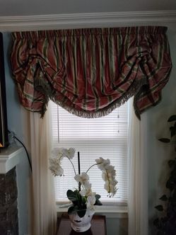 Silk Window Valance. (Very Well Made)