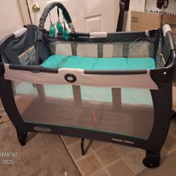 Graco Pack N Play With Attachable Bassinet & Clip On Toy. Comes With Carry Case