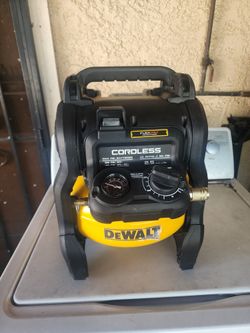 DEWALT
2.5 Gal. 140 psi Portable Electric Pancake Air Compressor No Tiene La Caja