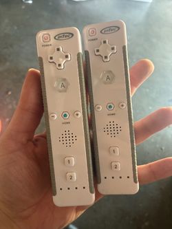Pair of Wireless Wii Controllers / Remotes - Works on Wii & Wii U