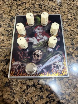 Fuzzhugger Doom Bloom – Premium Boutique Fuzz Workstation