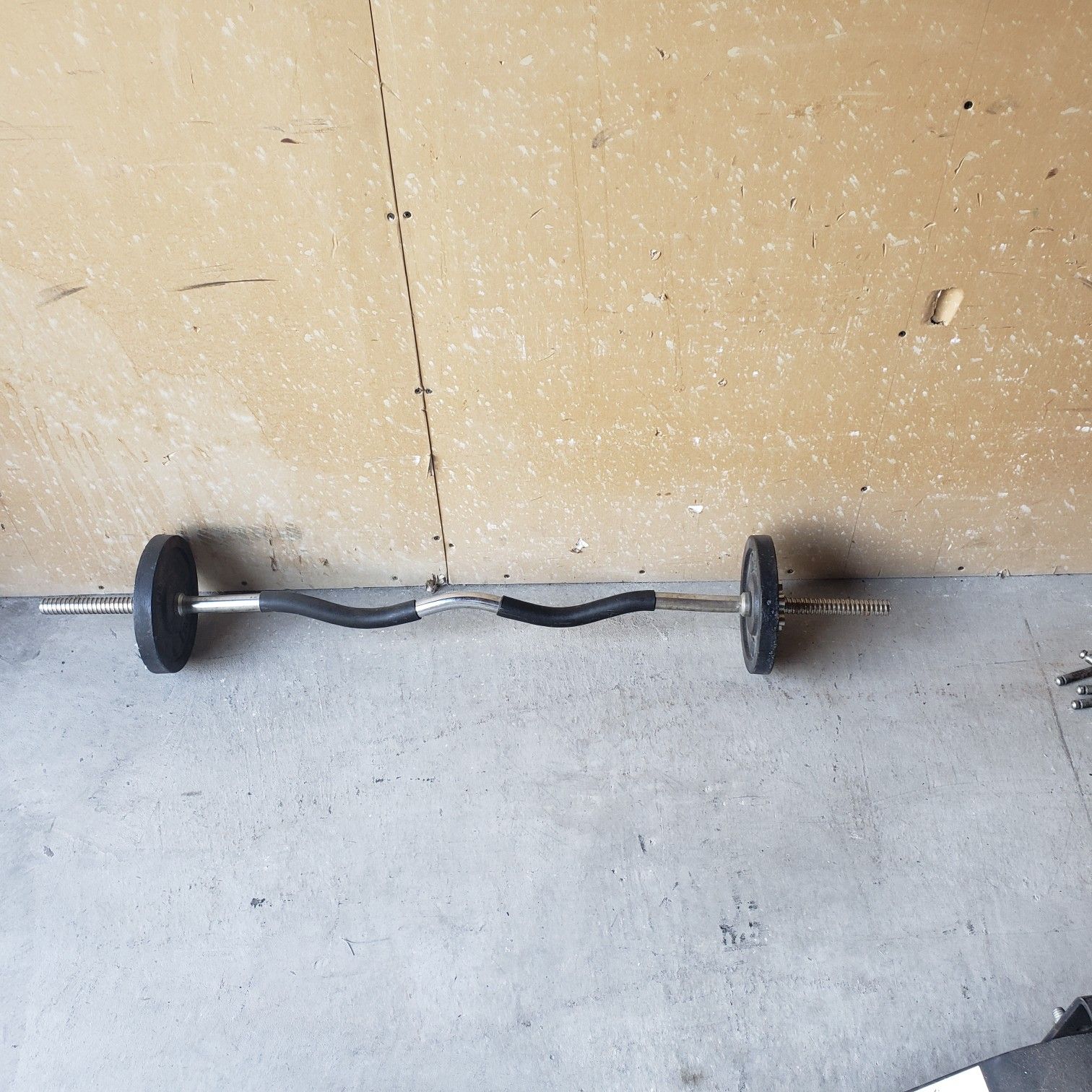 Curl bar with two 10 pound weights