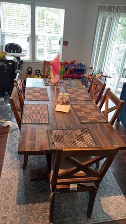 Dining table for 6 ppl and ( and you can extend it for two more)
