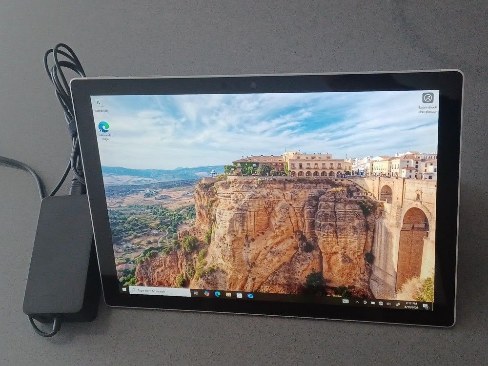 Microsoft Surface Pro 5th Gen 8Gb, 128GB, Intel i5-7300U CPU Silver