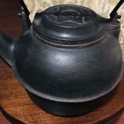 ANTIQUE CAST IRON #8 STAR TEA KETTLE , ANTIQUE STAR #8 CAST IRON TEA KETTLE