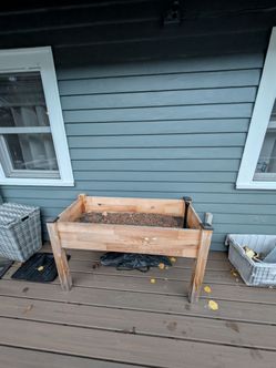 Raised garden bed