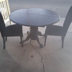 Table and chairs/ Meza y sillas