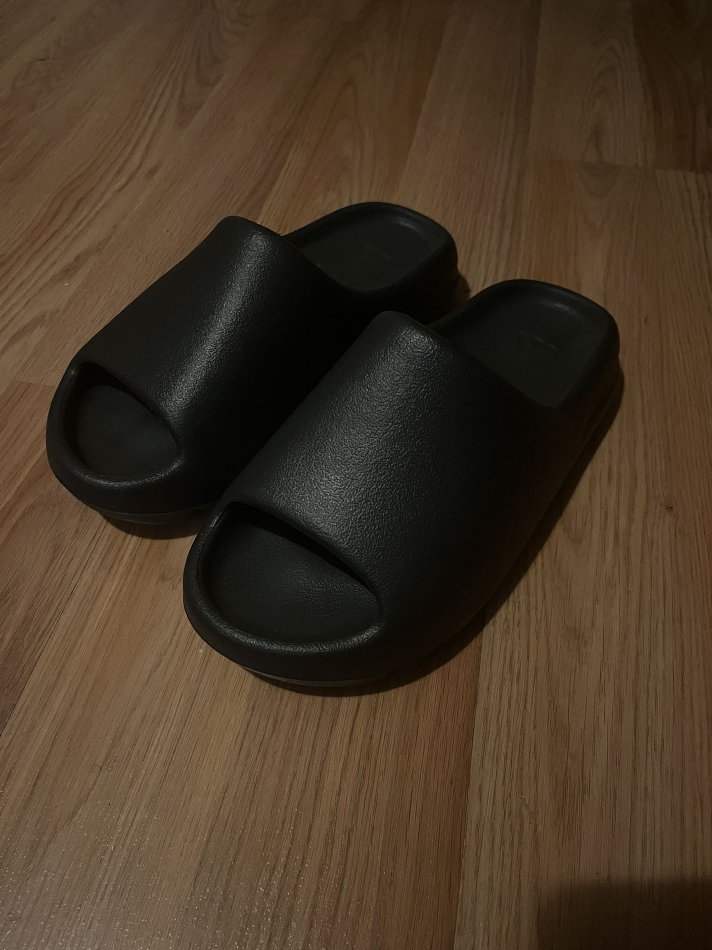 Yeezy Slides Onyx Size 7
