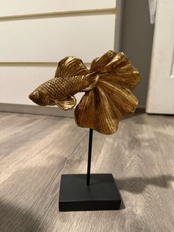Gold beta fish decor