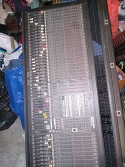 A Mackie  Mixer 