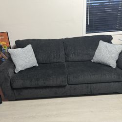 Couch / Pull Out Bed 