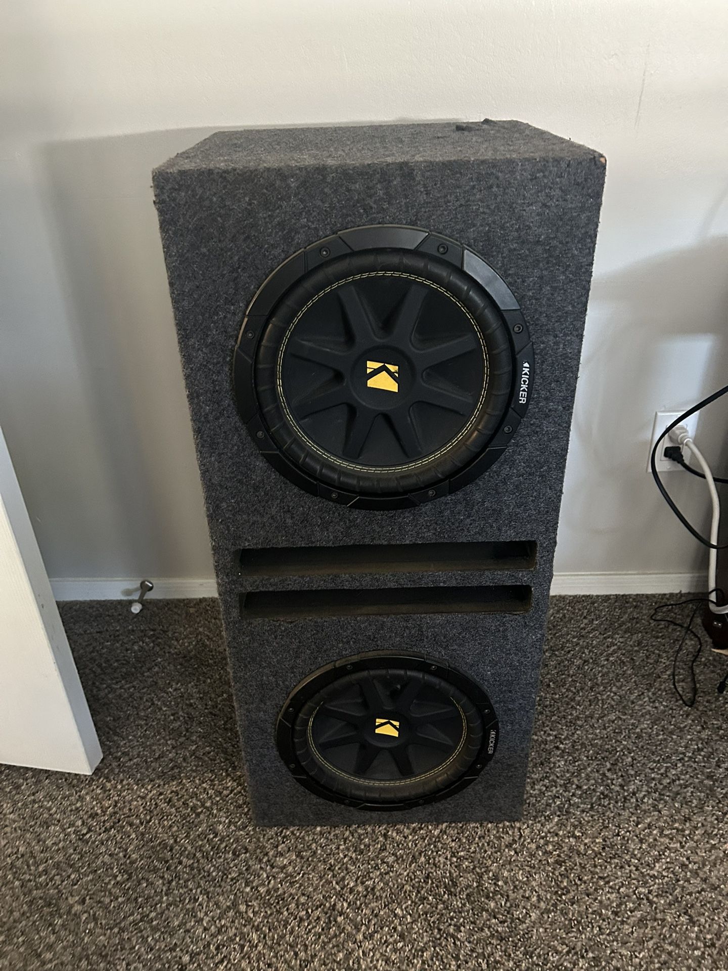 π Complete Kicker 12β Subwoofer Setup β Amp + Wiring β Ready to Bump! π Located in Phoenix, AZ