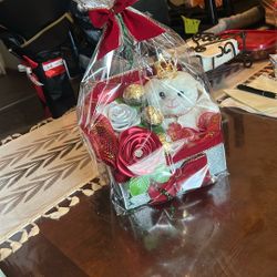 Valentines Day Box With Internal Roses