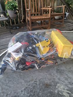 Bag of hot Wheels & other cars n trucks