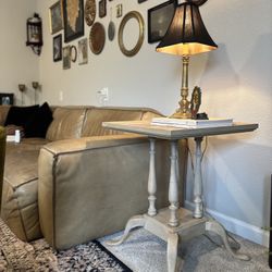 Vintage French Country Pedestal Cabriole End Side Table •FREE DELIVERY•