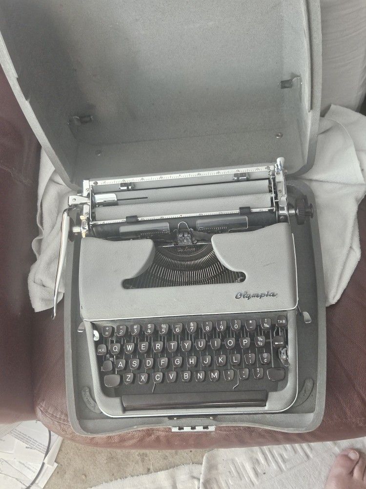 3 Vintage Manual Typewriters With Cases. I