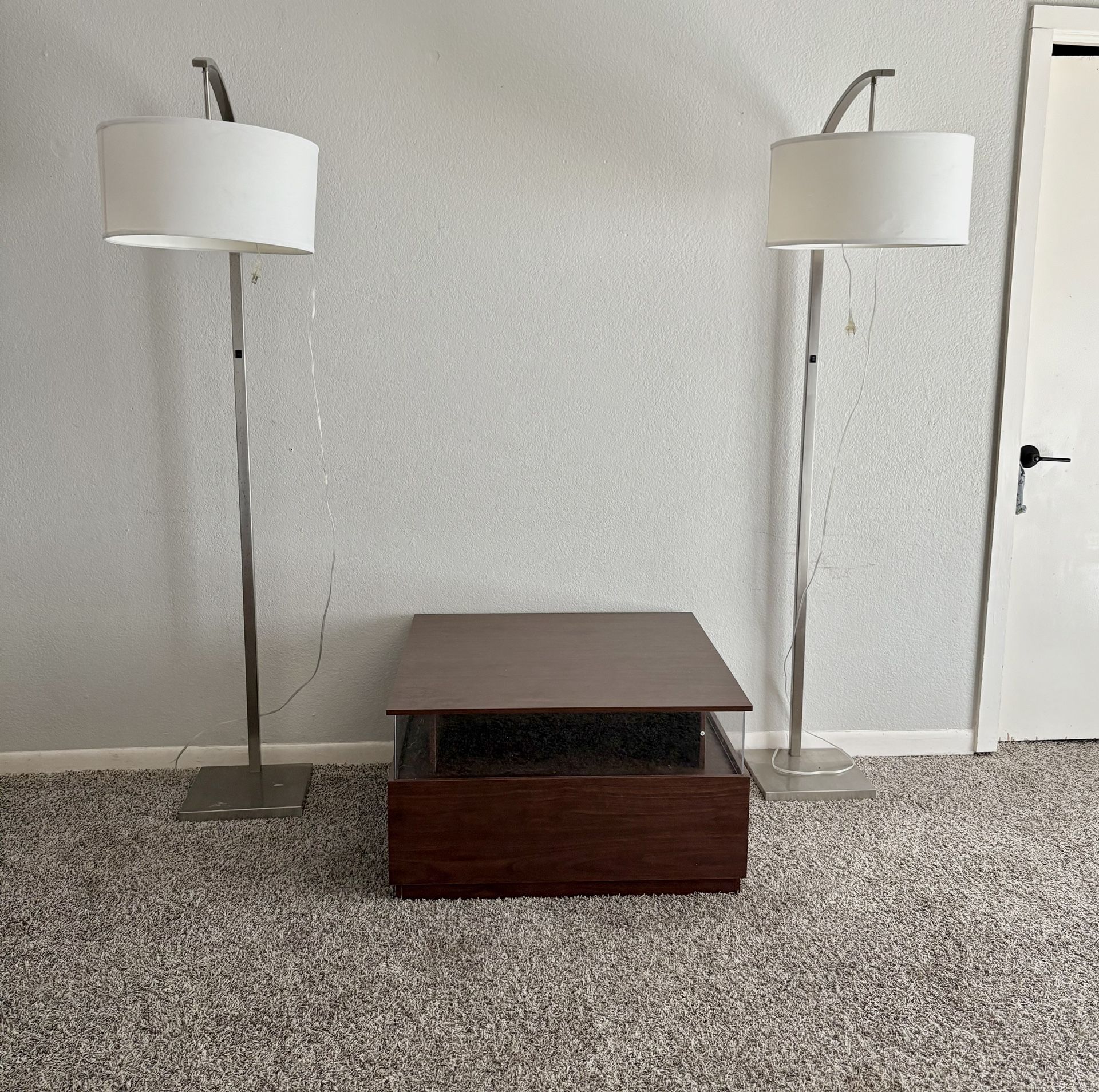 2 Lamps And A Coffee Table