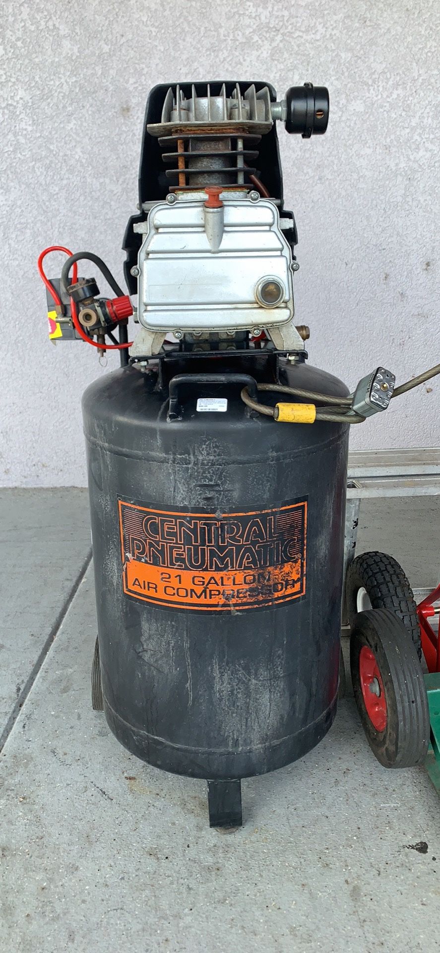 Central pneumatic 21 gal 125 psi cast iron vertical air compressor used