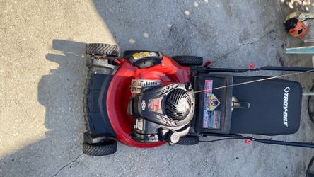 Troy Bilt lawnmower 21 inch cut but remember it’s a push ready to go new carburetor new blade sharpened and Scott the bag that everybody wants no pro