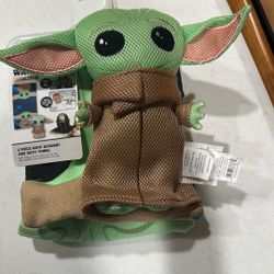 Star Wars Mandalorian Towel And Bad Toy