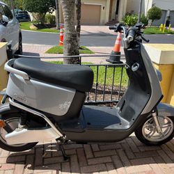 Like New Yadea G5 Electric Scooter Moped Only 8KM On The Odometer OPEN TO OFFERS!