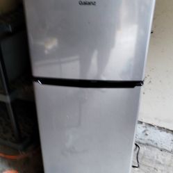 Galanz 4.6 Cu Ft Top Mount Refrigerator 