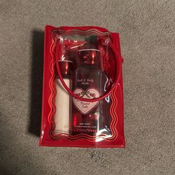 Bath and Body Works Strawberry Poundcake gift set 