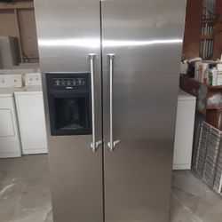 Refrigerator Viking good Condition 3 Months warranty Delivery And Install