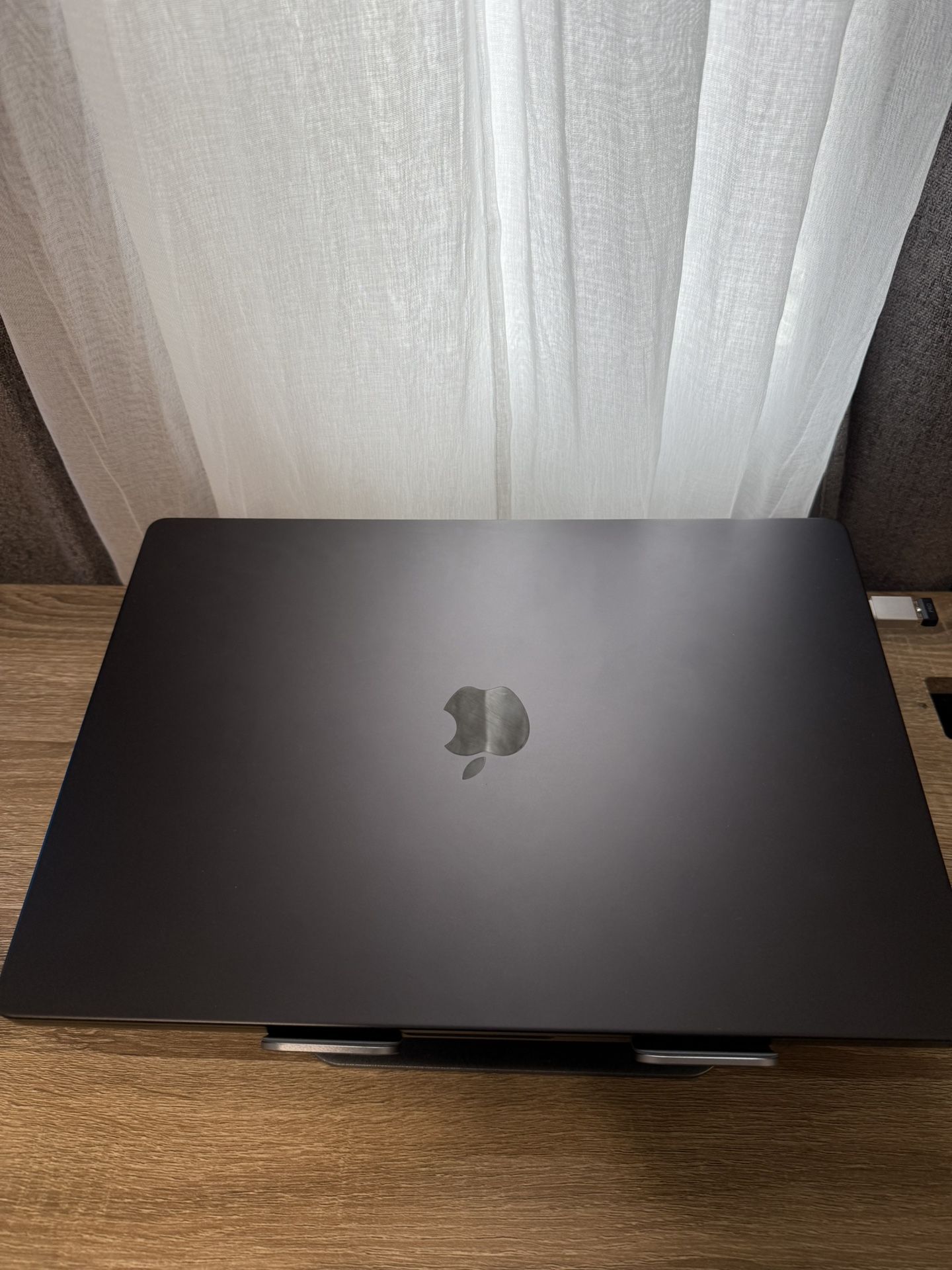 Apple - MacBook Pro 16" Laptop - M3 Max chip Built for Apple Intelligence - 36GB Memory - 30-core GPU - 1TB SSD - Space Black