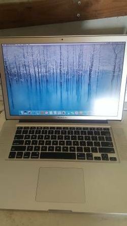15 inch macbook pro-i5@2.4ghz,8gigs, 320hd,webcam, - ((1680x1050 res.))