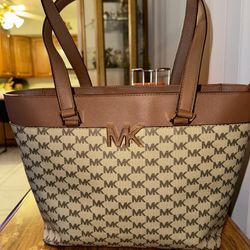  AUTHENTIC Micheal Kors Jet-set Bag-NEW without Tags 
