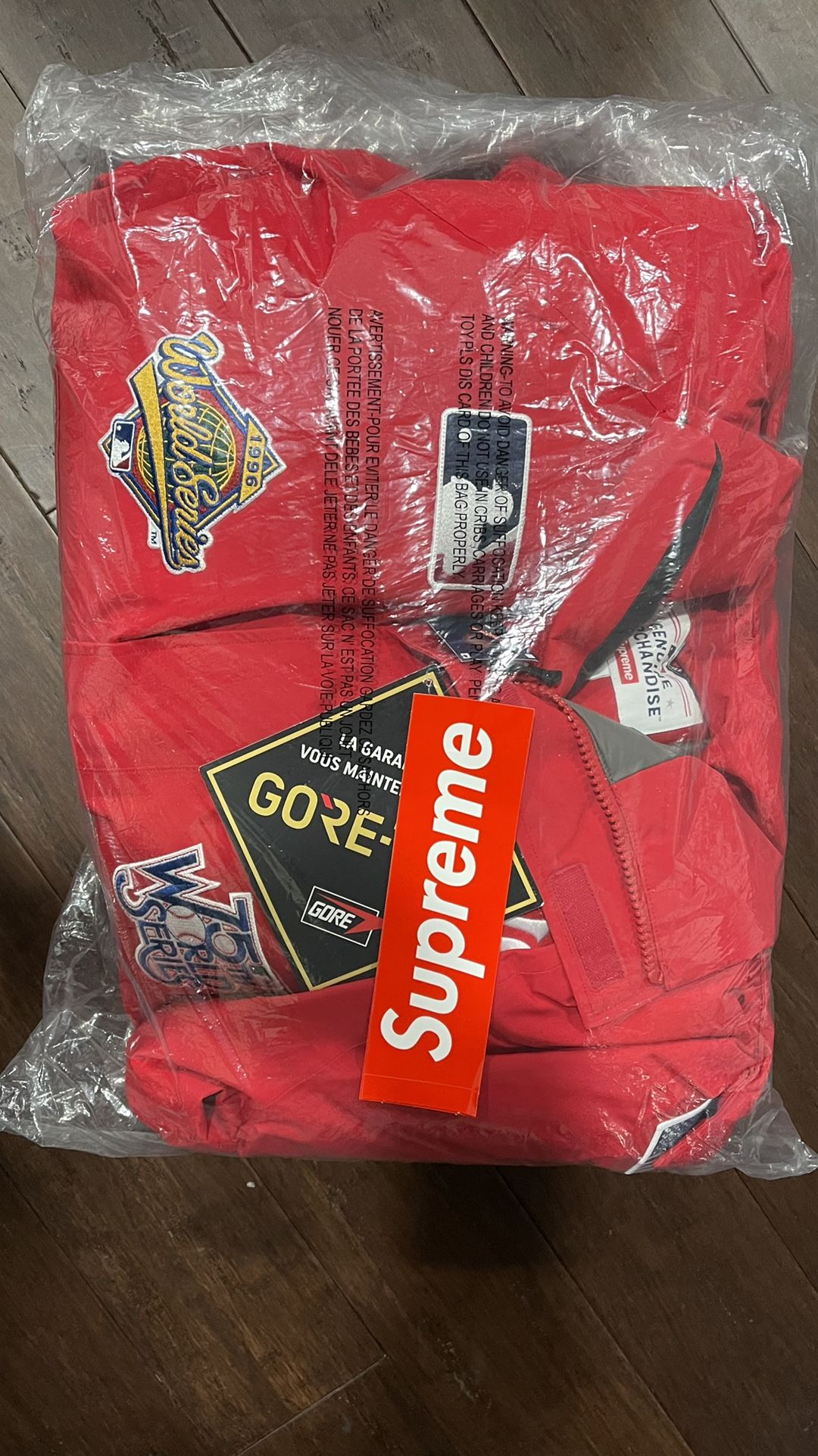 Supreme New York Yankees Gore-Tex 700-fill Down Jacket