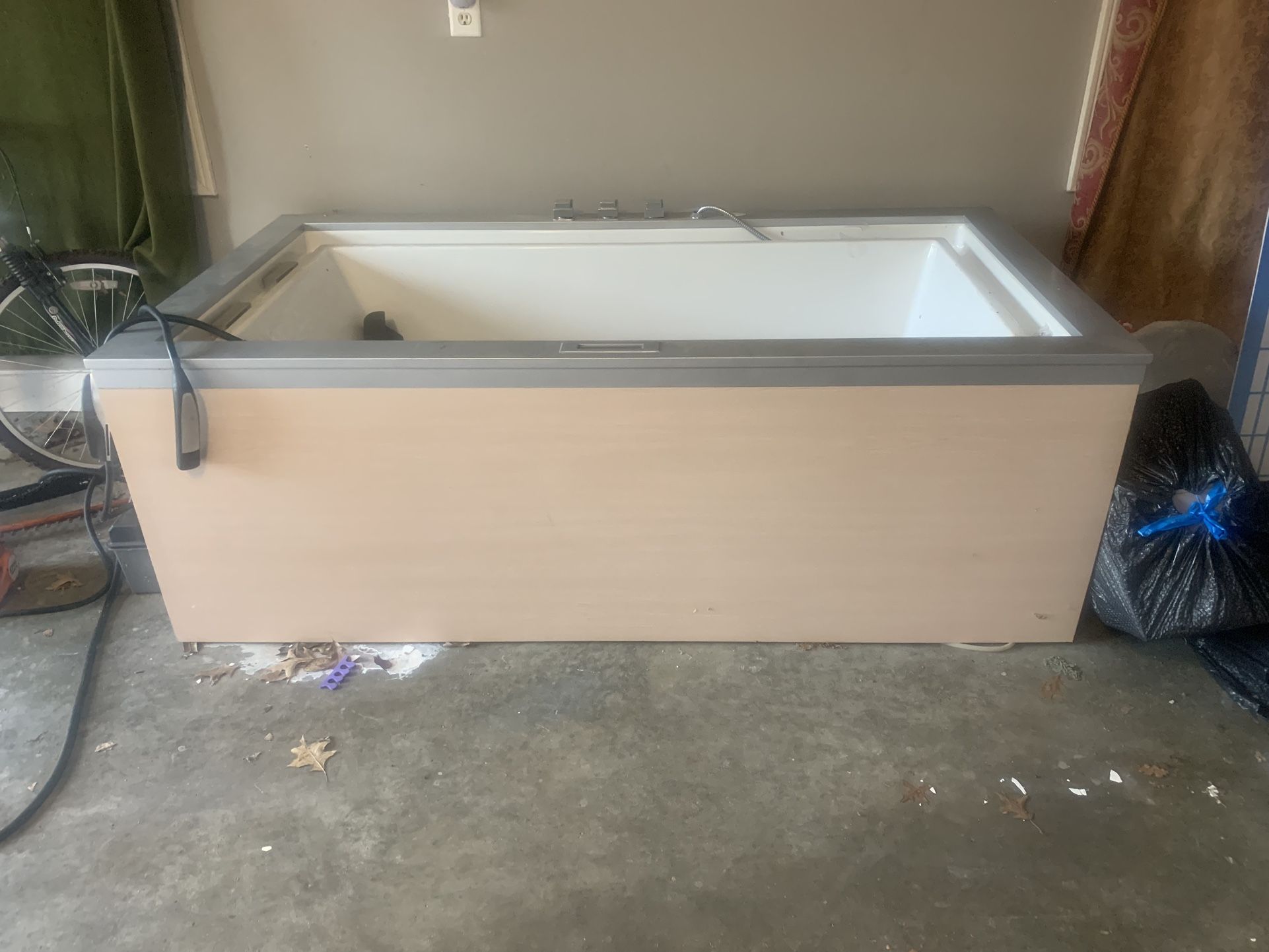 Wasauna Negative Edge Bathtub