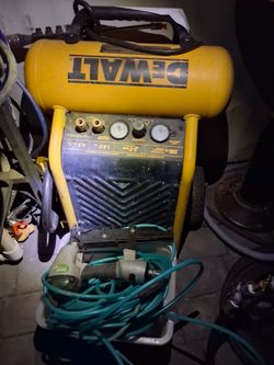 DEWALT 4.5 Gal 200 PSI Air Compressor