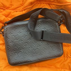BLACK LOUIS VUITTON BAG (MINT CONDITION AND BOUGHT FROM LV)