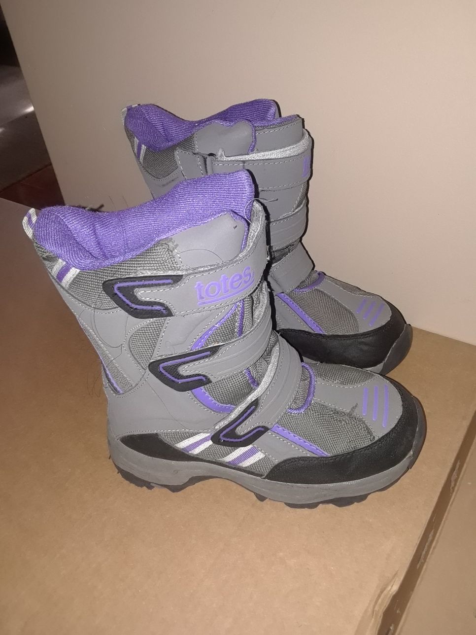 Kids Size 2 Tote's snow boots