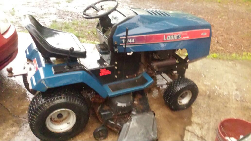 Old lowes 18hp 44inch cut lawn tractor