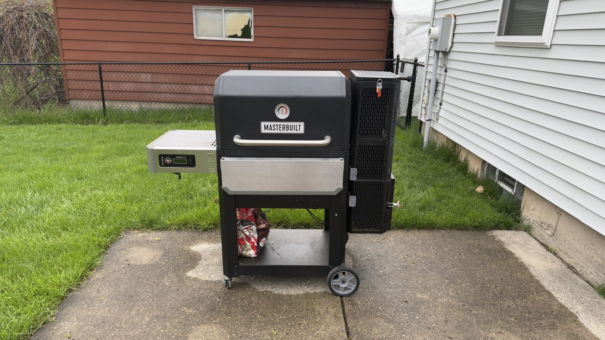 MasterBuilt Gravity Series 1050 Digital Charcoal Grill + Smoker - Needs TLC but priced to move!