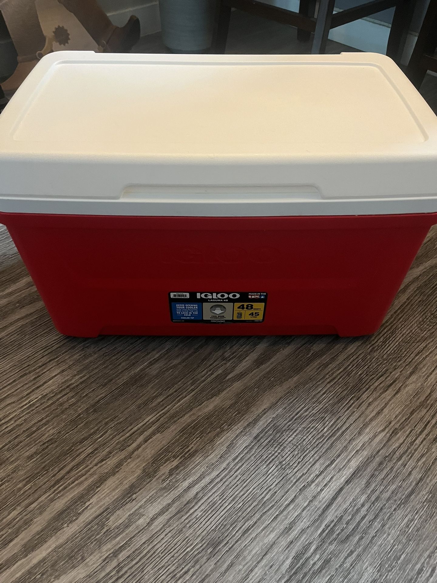 IGLOO Cooler  48Quarts   76cans. 45 Liters 