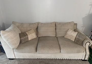 Neutral Beige Sofa – Excellent Condition