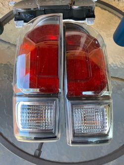 2018. Toyota Tacoma. Lights
