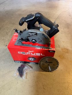 Milwaukee Exclusive Shop Milwaukee M18 FUEL 18V Lithium-Ion Brushless Cordless 6-1/2 in. Circular Saw (Tool-Only)