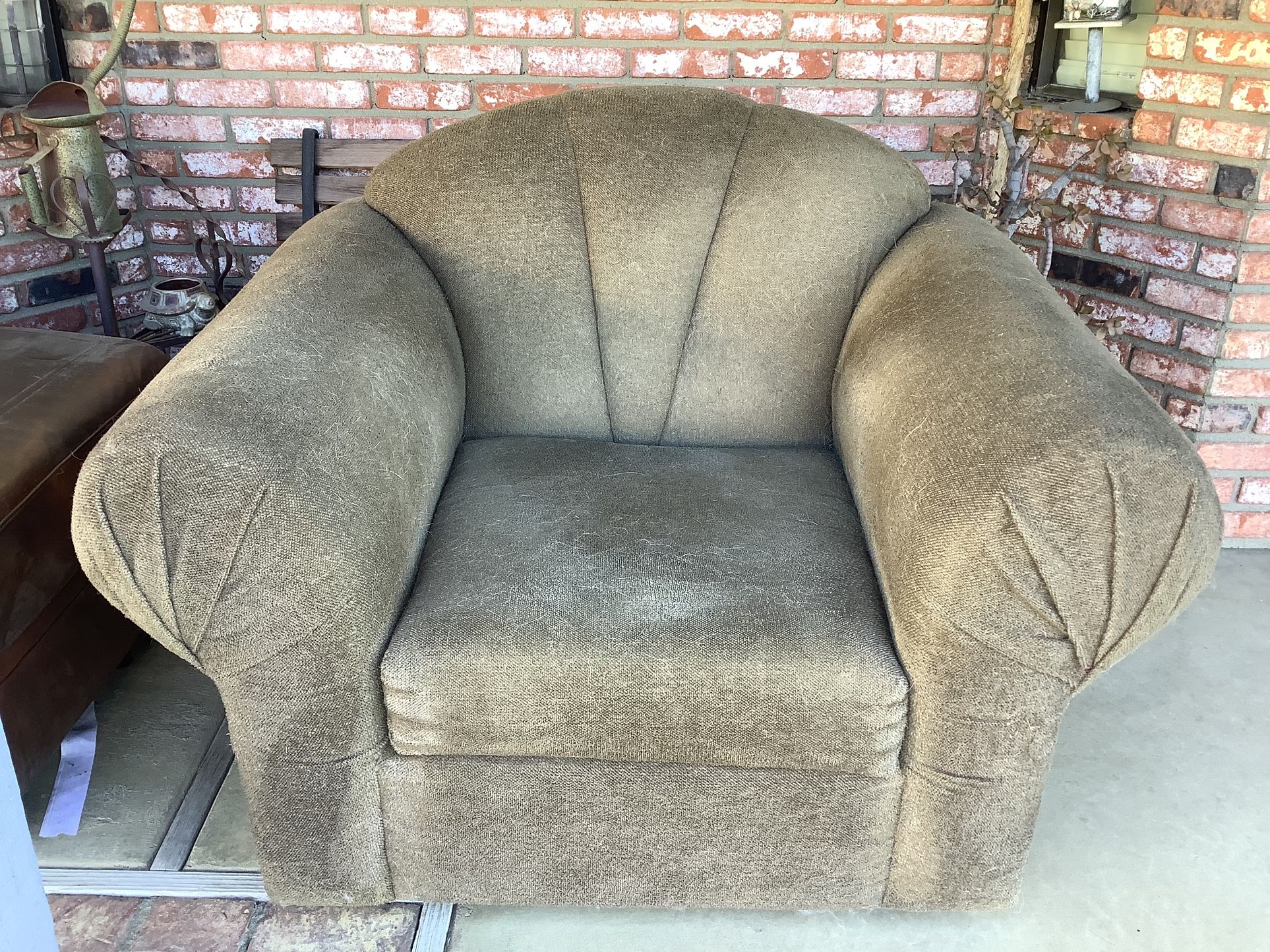 Nice chair (Free) for Sale in Oak Glen, CA OfferUp