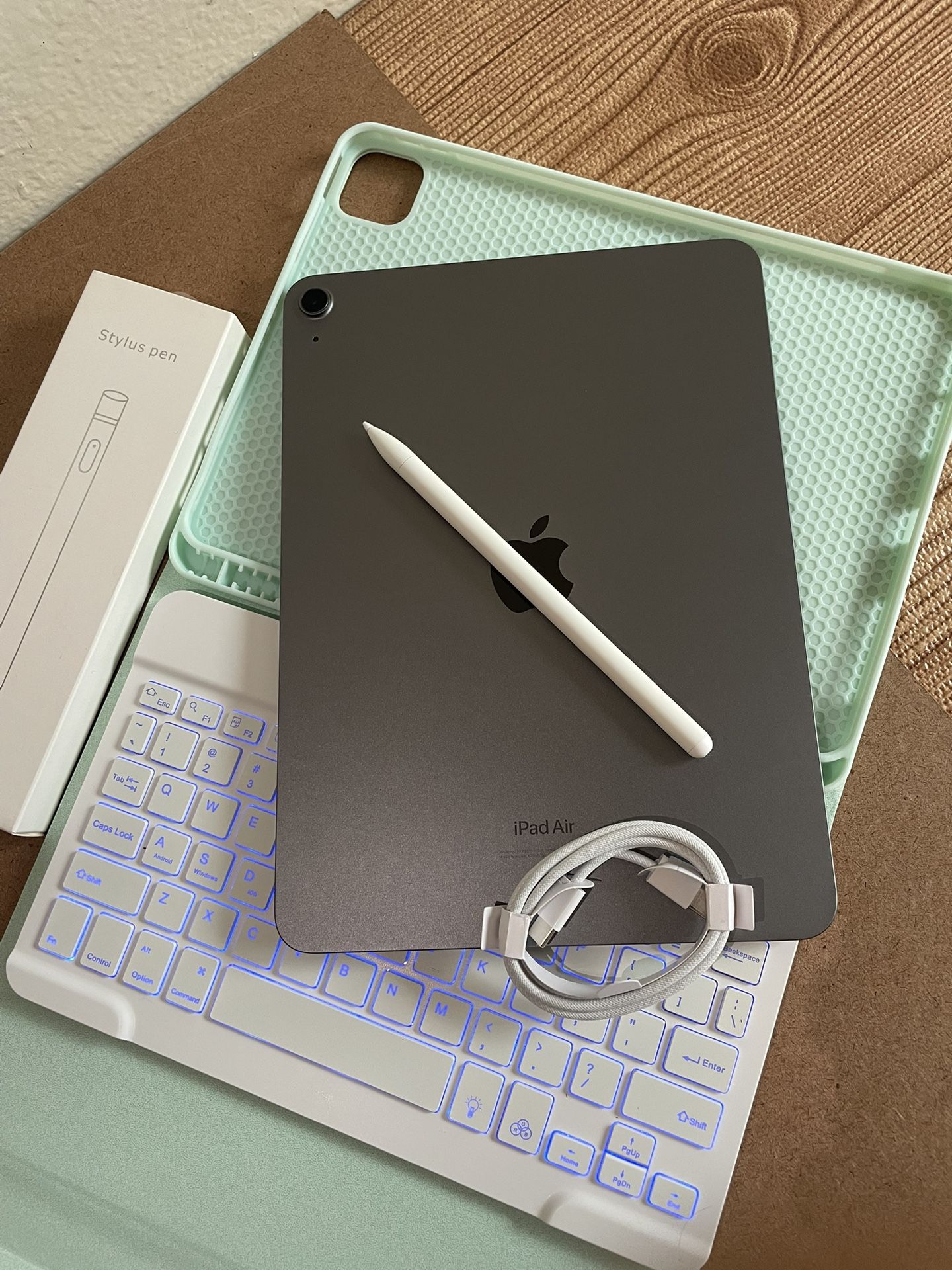 Apple iPad Air 5th Generation (M1 chip / 2022) 64GB with keyboard, pencil & Accessories 