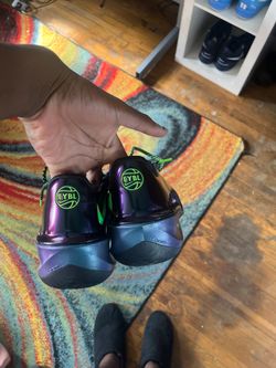 Basketball shoe