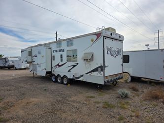 2009 heartland cyclone 3850 toy hauler